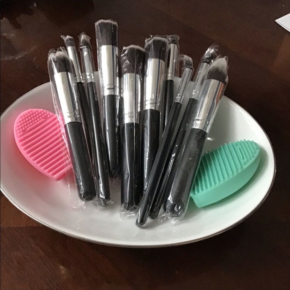 10 Make-up Brushes and 2 brush cleaners
